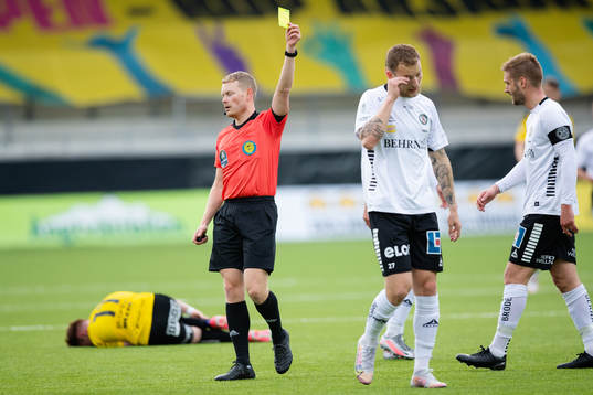 Domare Fredrik Klitte visar ett gult kort till Örebros