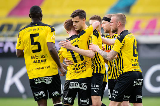 Häckens Alexander Jeremejeff  jublar med lagkamrater