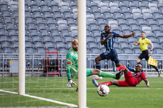 Djurgårdens Edward Chilufya gör 1-0 bakom Östersunds