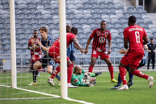 Östersunds målvakt Aly Keita räddar framför