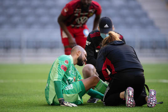 Östersunds målvakt Aly Keita får vård
