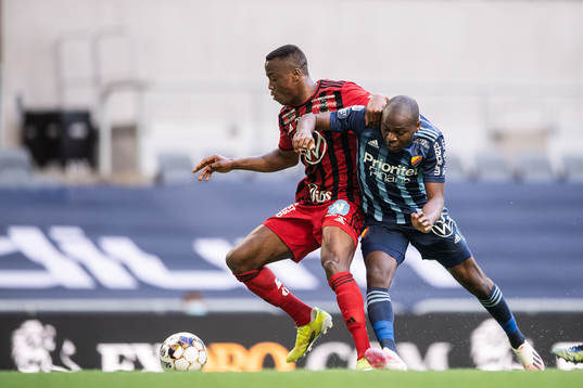 Östersunds Patrick Kpozo och Djurgårdens Edward Chilufya