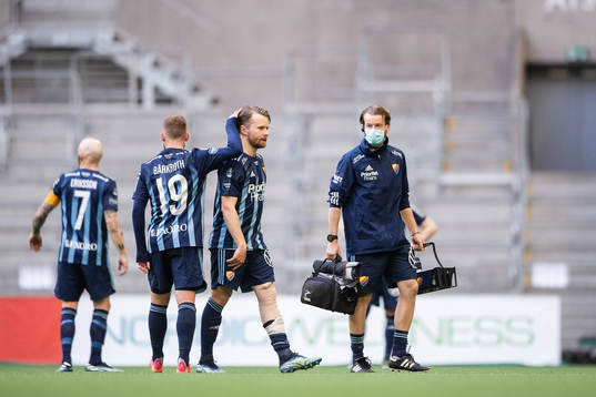 Djurgårdens Jacob Une Larsson lämnar planen skadad