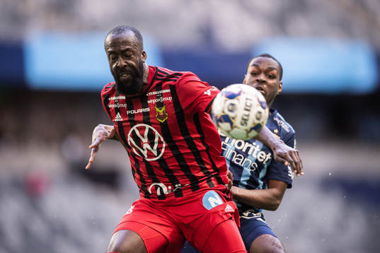 Östersunds Ronald Mukiibi och Djurgårdens Joel Asoro
