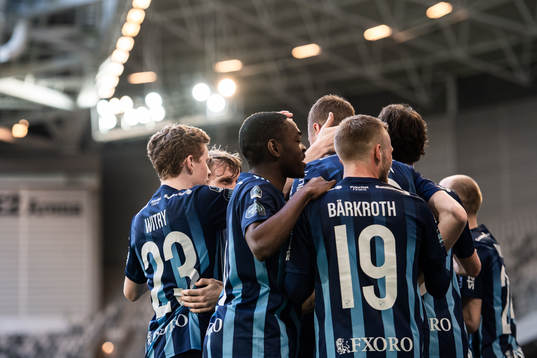 Djurgårdens Jesper Löfgren jublar med lagkamrater