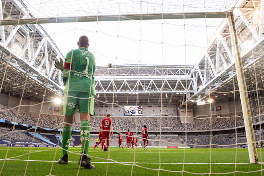 Östersunds målvakt Aly Keita deppar