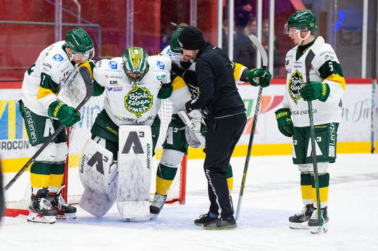 Björklövens målvakt Kevin Poulin lämnar isen skadad