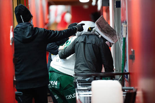 Björklövens målvakt Kevin Poulin lämnar skadad