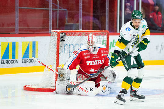 Björklövens Joshua Thomas J.T Brown och Timrås målvakt