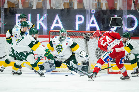 Timrås Jonathan Dahlén  och Björklövens målvakt Isak