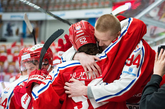 Timrås Sebastian Hartmann jublar