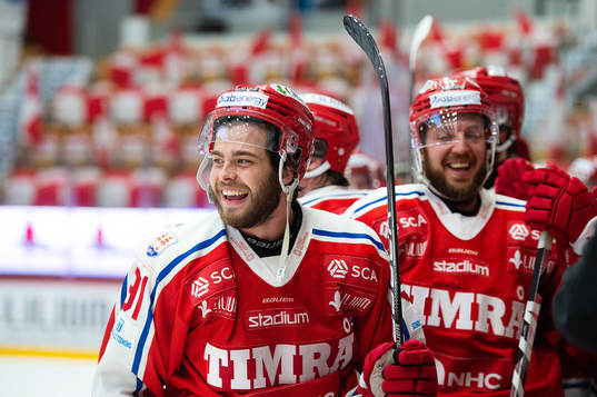 Timrås spelare jublar