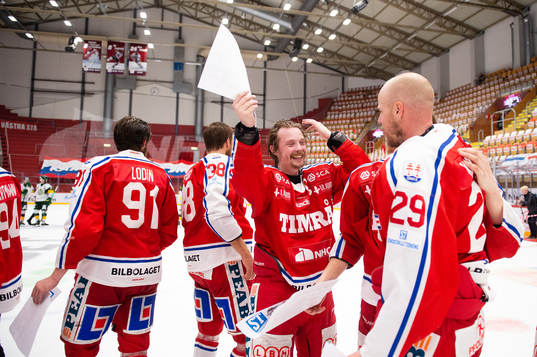 Timrås Jonathan Dahlén  jublar