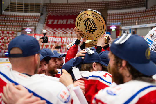 Timrås spelare jublar med pokalen