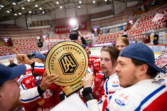 Timrås Jonathan Dahlén  med lagkamrater jublar med pokalen