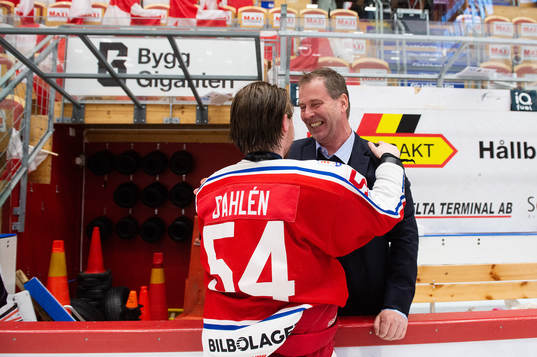 Timrås Jonathan Dahlén  jublar med sin pappa assisterande