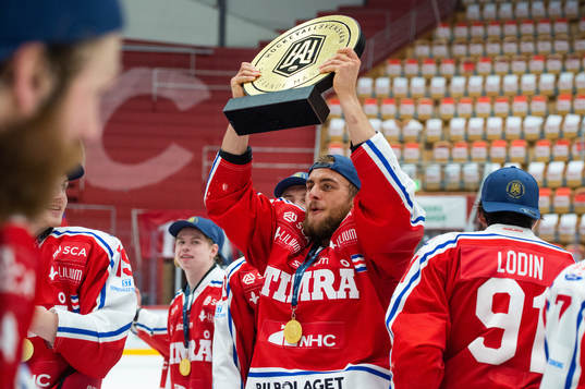 Timrås Viktor Lodin jublar med pokalen