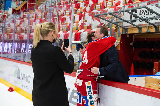 Timrås Jonathan Dahlén  jublar med sin pappa assisterande