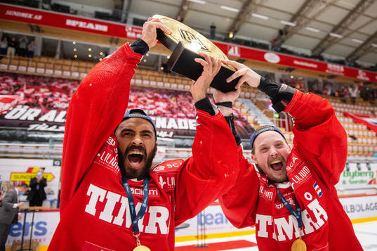 Timrås Jeremy Boyce-Rotevall och Jonathan Dahlén  jublar