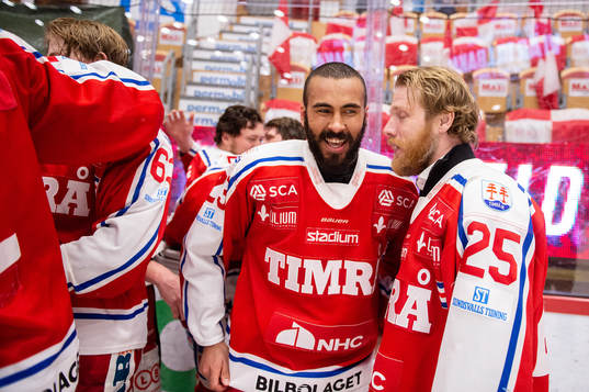 Timrås Jeremy Boyce-Rotevall och Jonathan Carlsson jublar