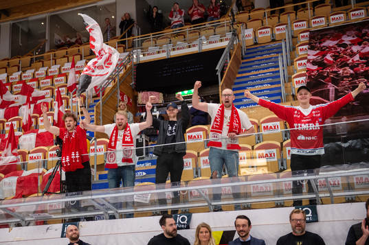Timrås supportrar jublar