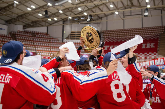 Timrås spelare jublar med pokalen