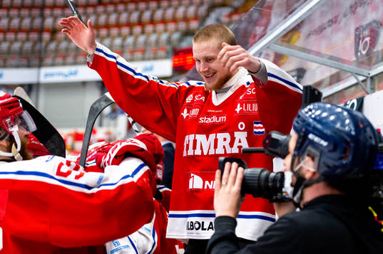Timrås Sebastian Hartmann jublar
