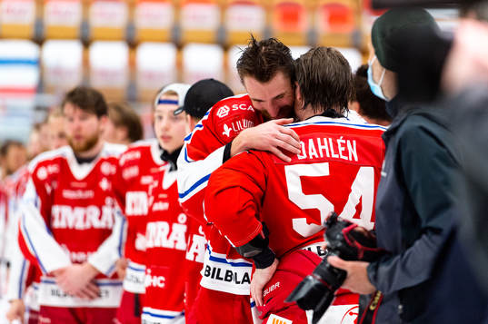 Timrås Patrick Wiercioch och Jonathan Dahlén  jublar