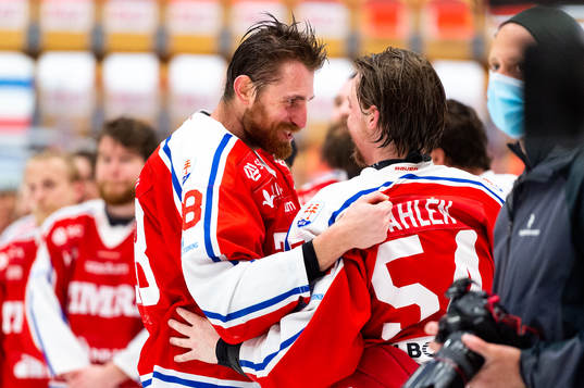 Timrås Patrick Wiercioch och Jonathan Dahlén  jublar