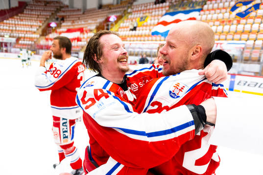 Timrås Jonathan Dahlén och Morten Madsen  jublar