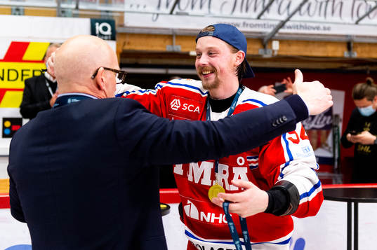 Timrås Jonathan Dahlén jublar med tränaren Fredrik