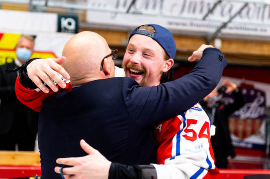 Timrås Jonathan Dahlén jublar med tränaren Fredrik