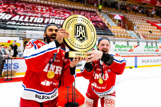 Timrås Jeremy Boyce-Rotevall och Jonathan Dahlén jublar