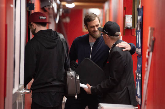 Henrik Zetterberg gratulerar Timrås Kjell-Åke Tjernström