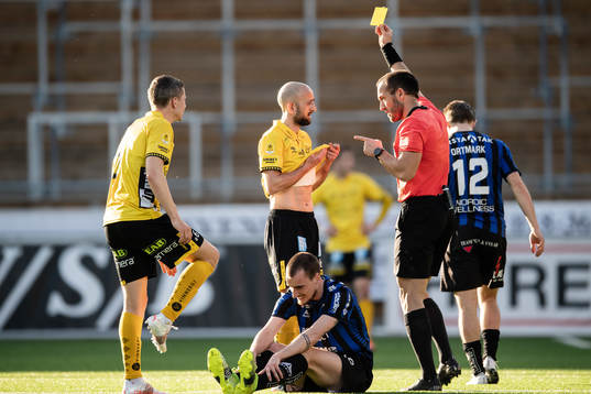 Elfsborgs Robert Gojani tilldelas ett gult kort