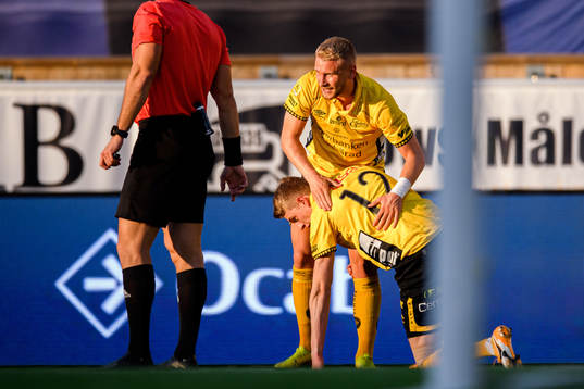 Elfsborgs Simon Strand och Alexander Bernhadsson jublar
