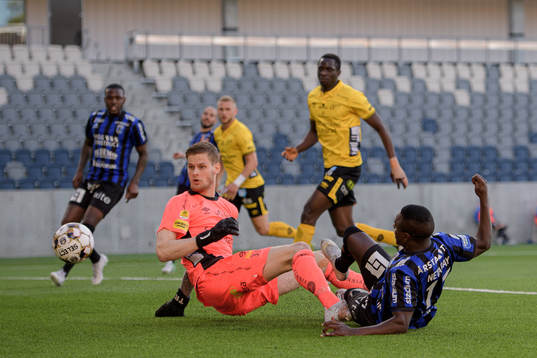 Elfsborgs målvakt Tim Rönning och Sirius Nahom Girmai