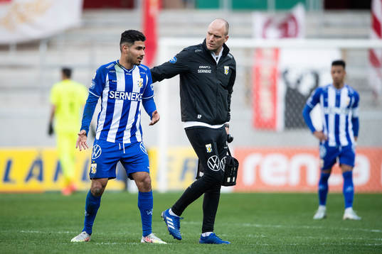 IFK Göteborgs Hosam Aiesh lämnar planen skadad