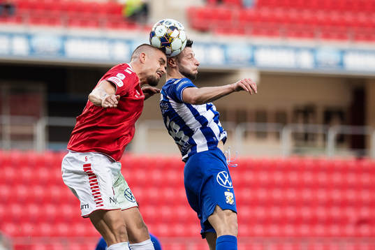 Kalmars Douglas Bergqvist och IFK Göteborgs Kevin Yakob