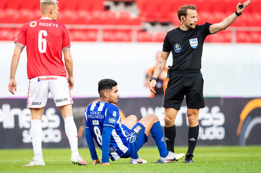 Domare Kristoffer Karlsson, IFK Göteborgs Hosam Aiesh samt
