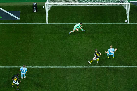 Malmö FFs Lasse Nielsen gör ett självmål som resulterar
