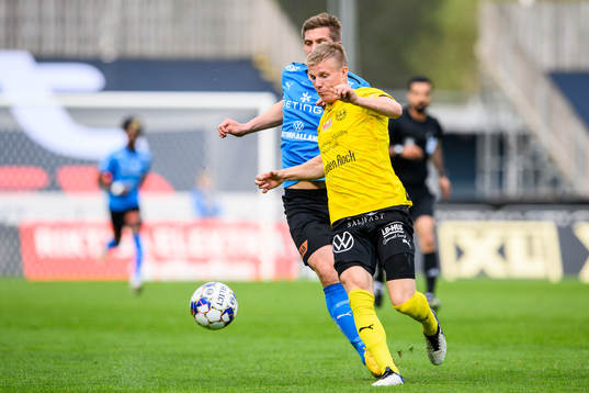 Mjällbys Eric Björkander och Halmstads Mikael Boman