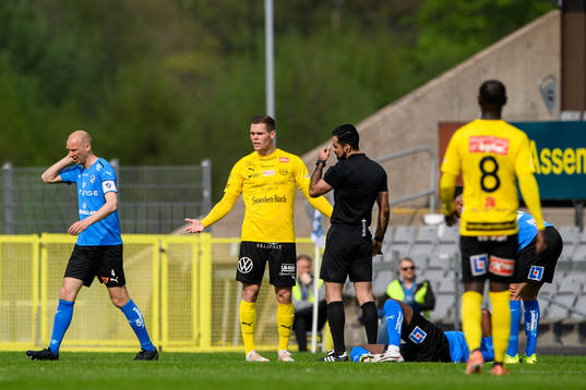Mjällbys Jacob Bergström reagerar mot domare Mohammed