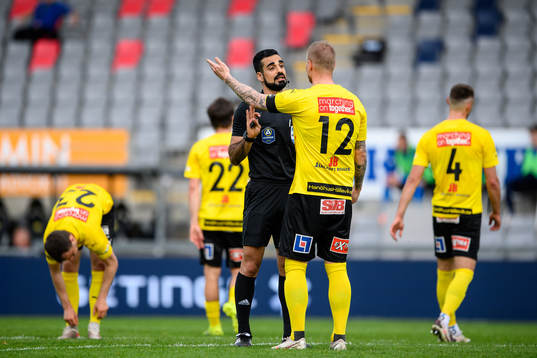 domare Mohammed Al-Hakim i en konversation med Mjällbys
