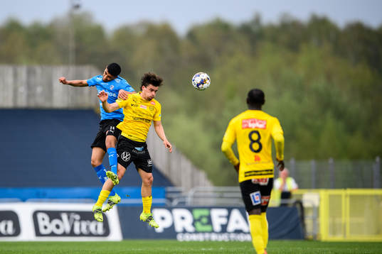 Halmstads Amir Al-Ammari och Mjällbys Jesper Gustavsson