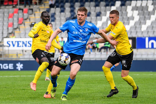 Halmstads Mikael Boman mot Mjällbys Enock Kofi Adu och