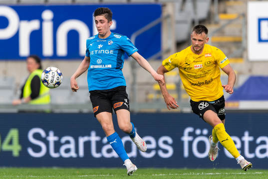 Halmstads Emil Tot Wikström och Mjällbys Ivan Kricak