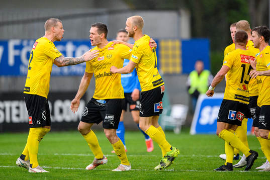 Mjällbys Jacob Bergström jublar med lagkamrater