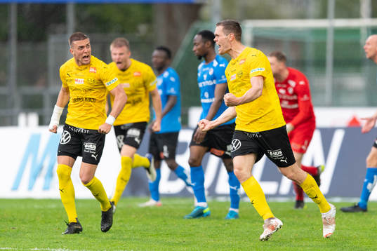 Mjällbys Jacob Bergström (h) jublar med Ivan Kricak (v)