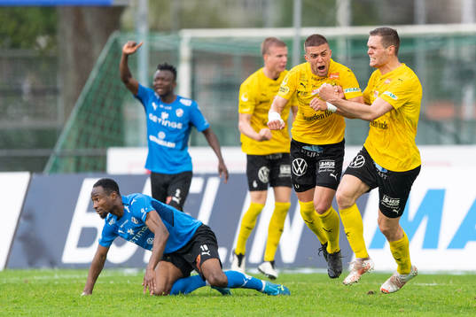 Mjällbys Jacob Bergström (h) jublar med Ivan Kricak (v)